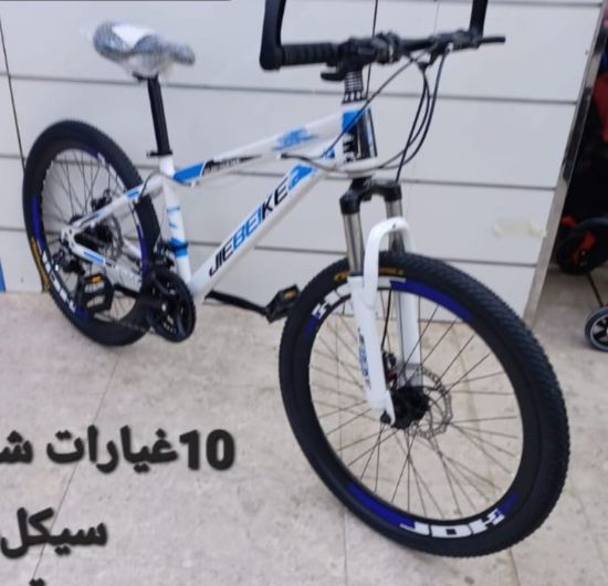 صورة دراجة رياضية بيضاء بكفرات مقاس 26و24